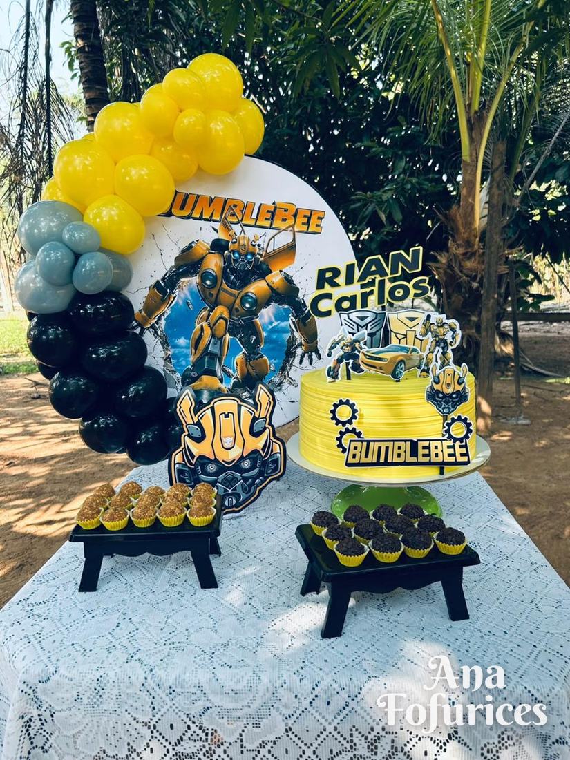Festa do Bumblebee ao ar livre com bolo amarelo, docinhos e arco de balões