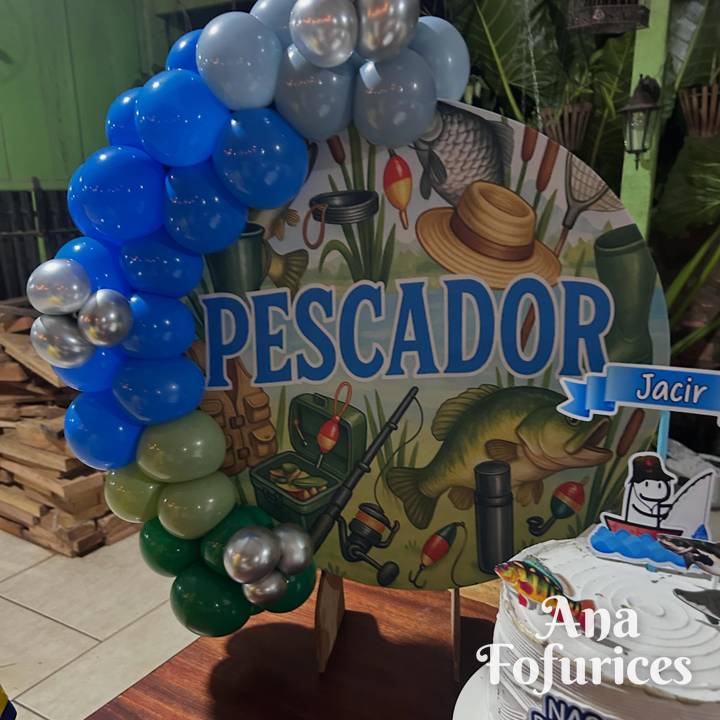 Painel Pescador com arco de balões azul, verde e prata e bolo de pescaria